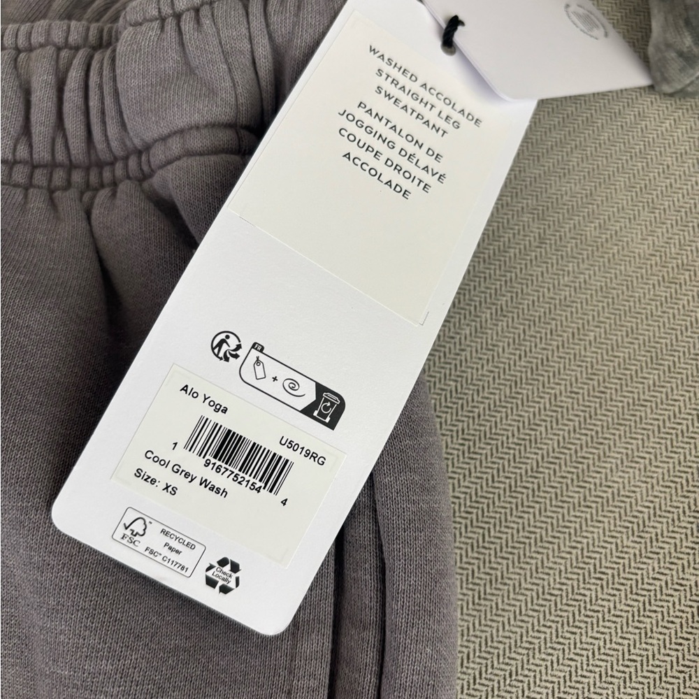 ALO Yoga Accolade Straight Leg Sweatpant Sz. XS Color Grey Wash NWT - Picture 2 of 6